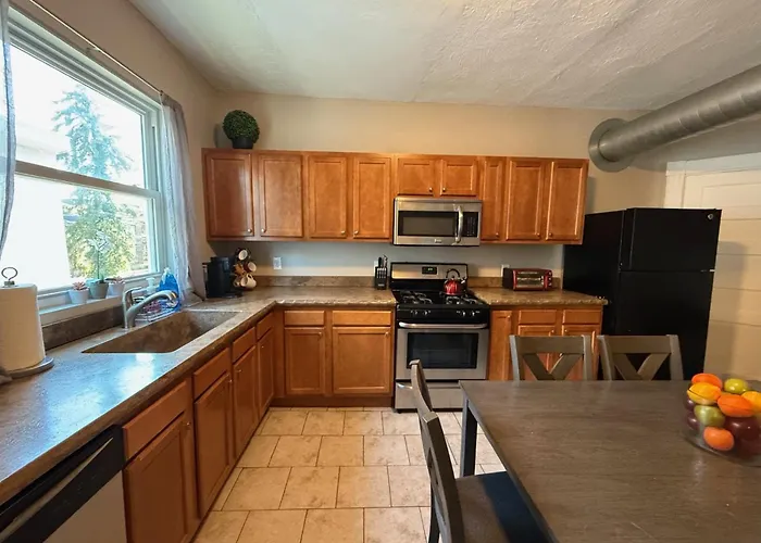 Urban Oasis 4Br Industrial Apartment